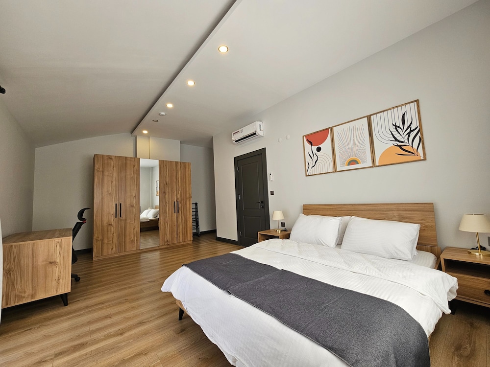 New Flat Large Living Space 2-6 Near By Lara Beach