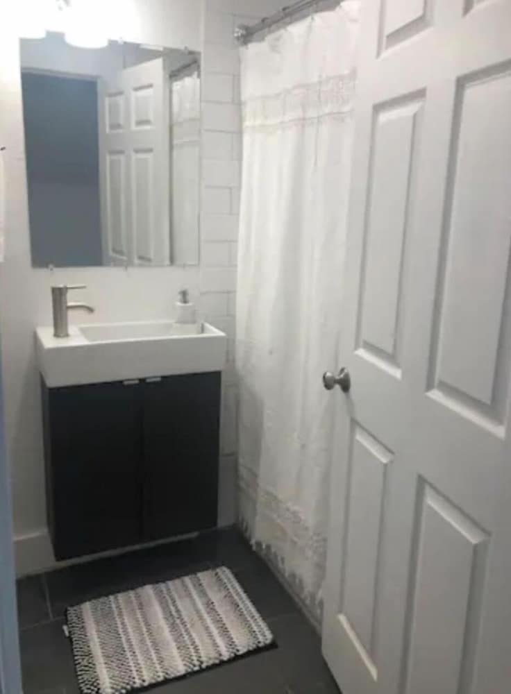 Impressive Cozy Historic 2BR Apt Near Downtown view 3