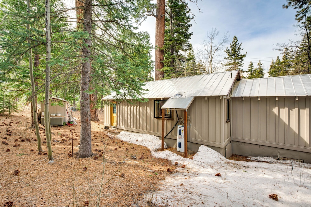 4 Mi to Lake Tahoe: Cozy Cabin w/ Deck!