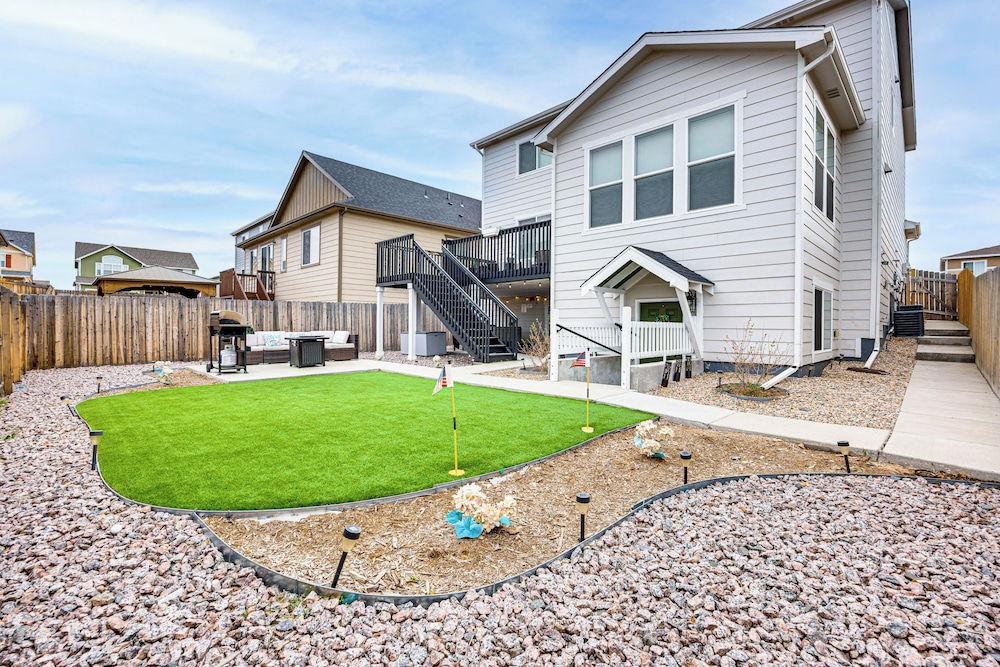 8 Mi to Usafa! Hot Tub Haven in Colorado Springs