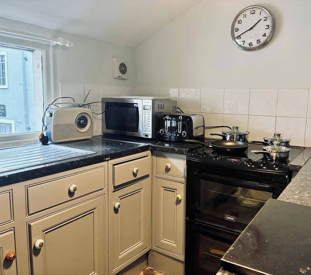 3-bed Seaside Haven - Sleeps 7 & Pet Friendly