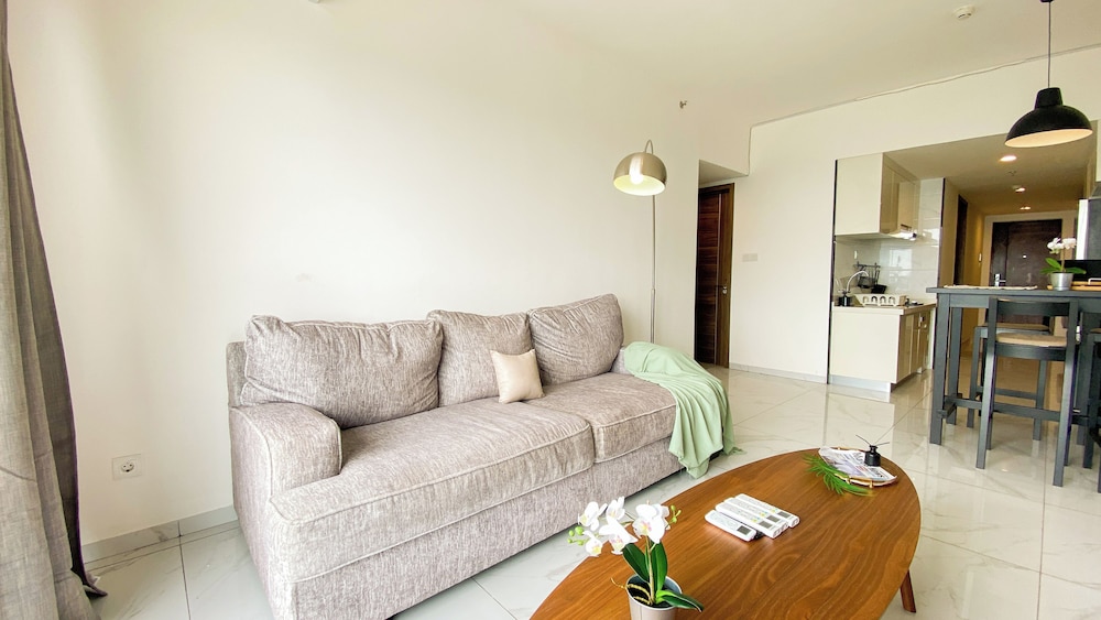 Luxury 2Br With Working Room At Sky House Bsd Apartment