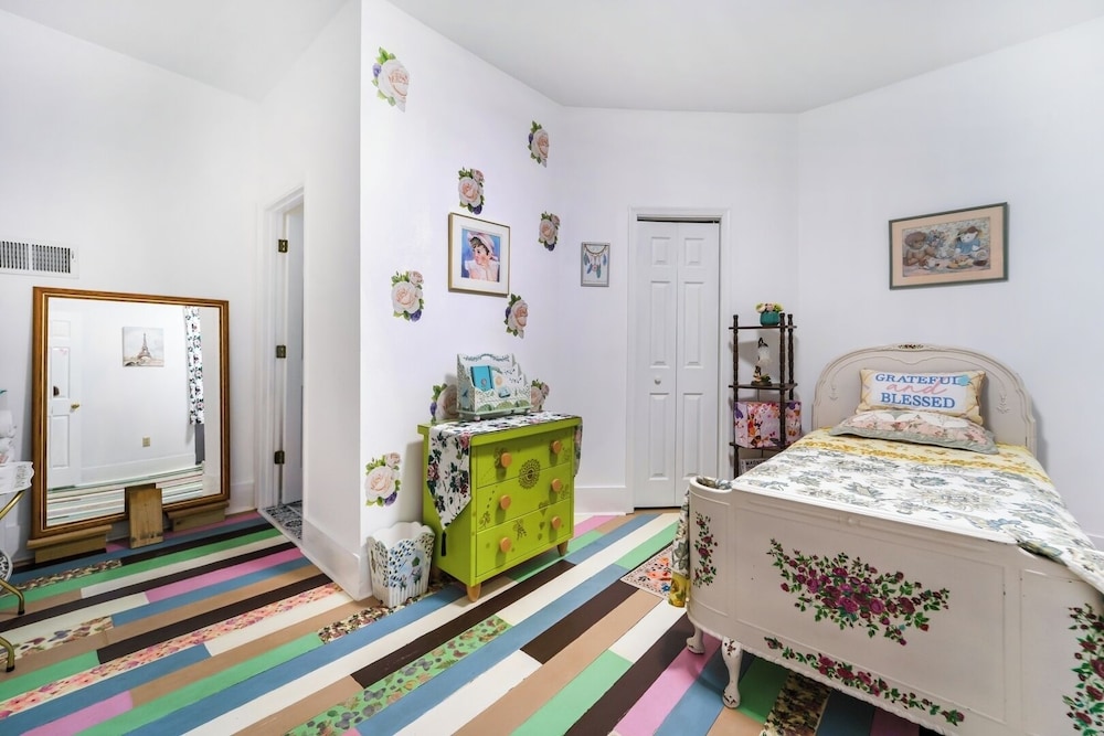 Central 4BR Historic Gem Near Colleges