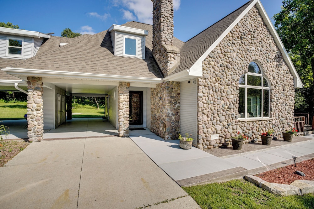 Spacious Family Villa w/ Decks in Chilton!
