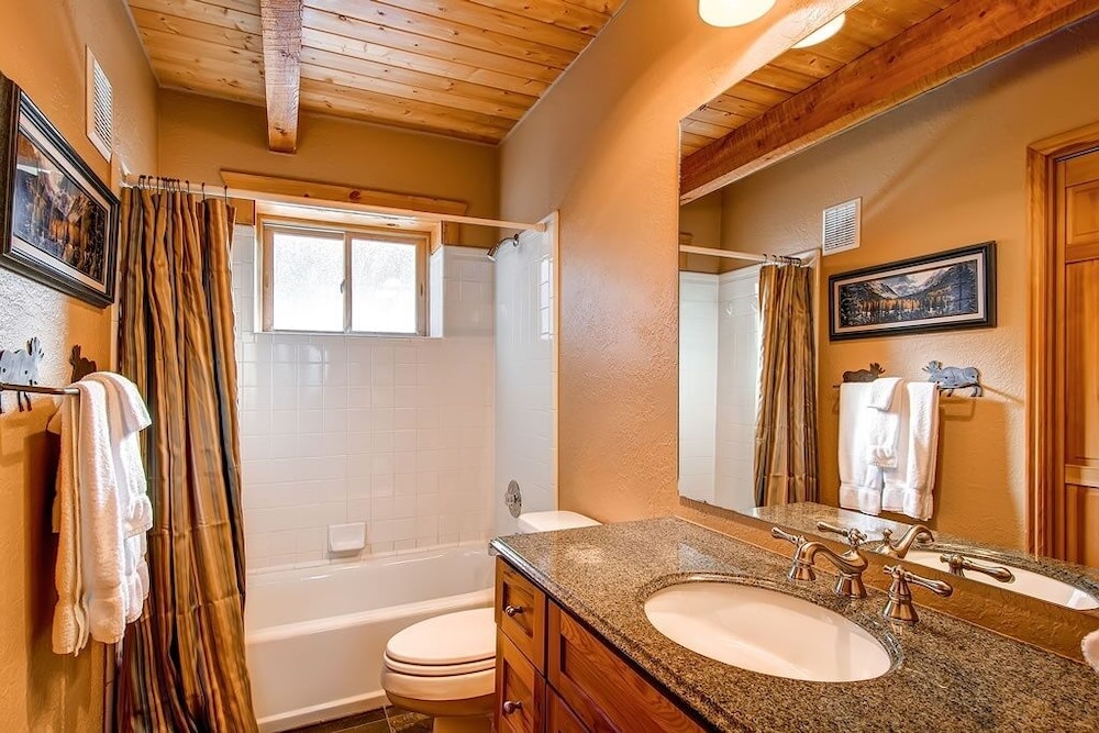 Snowshoe 4 Bedroom Home by RedAwning