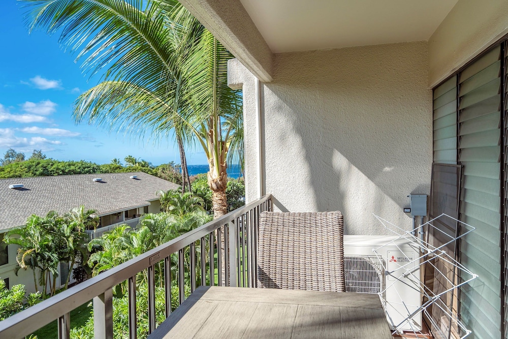 Kihei Akahi C-411 - Modern Top to Bottom Remodel, Split-ac, Across From Kam II