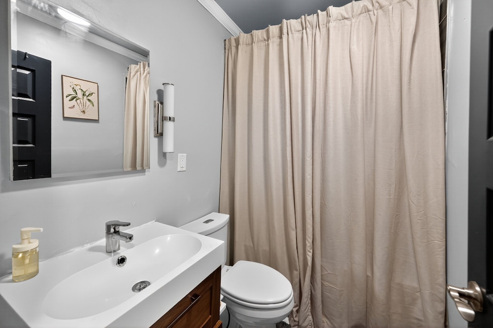 Charming East Atlanta Oasis Meets City Vibe 2 Bedroom Home