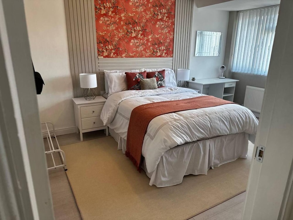 Lovely 3-bed House Near Birmingham Airport & Nec view 3
