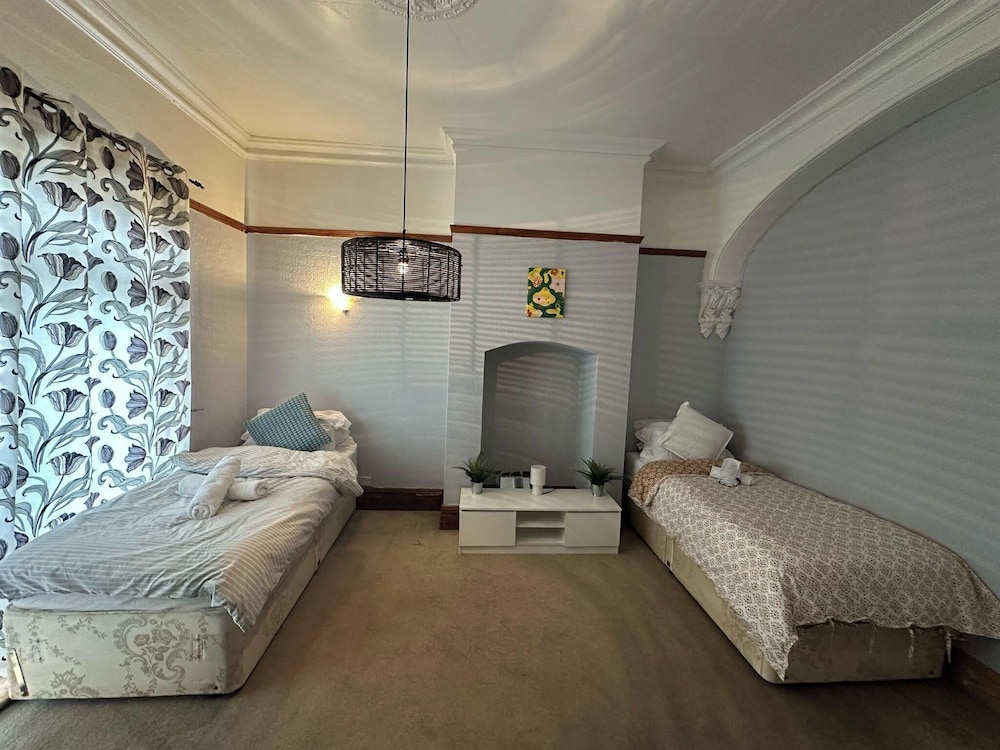 Spacious House- Parking, Garden & Central Location