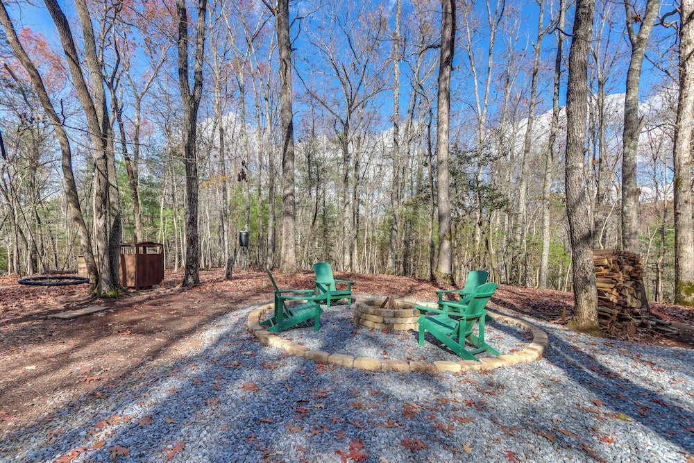 Hot Tub & Games: Ridgetop Cabin in Blue Ridge!