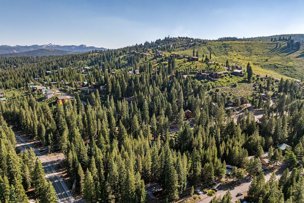 Whiskey Springs by Avantstay Classic Cabin Near Tahoe Donner Ski Area