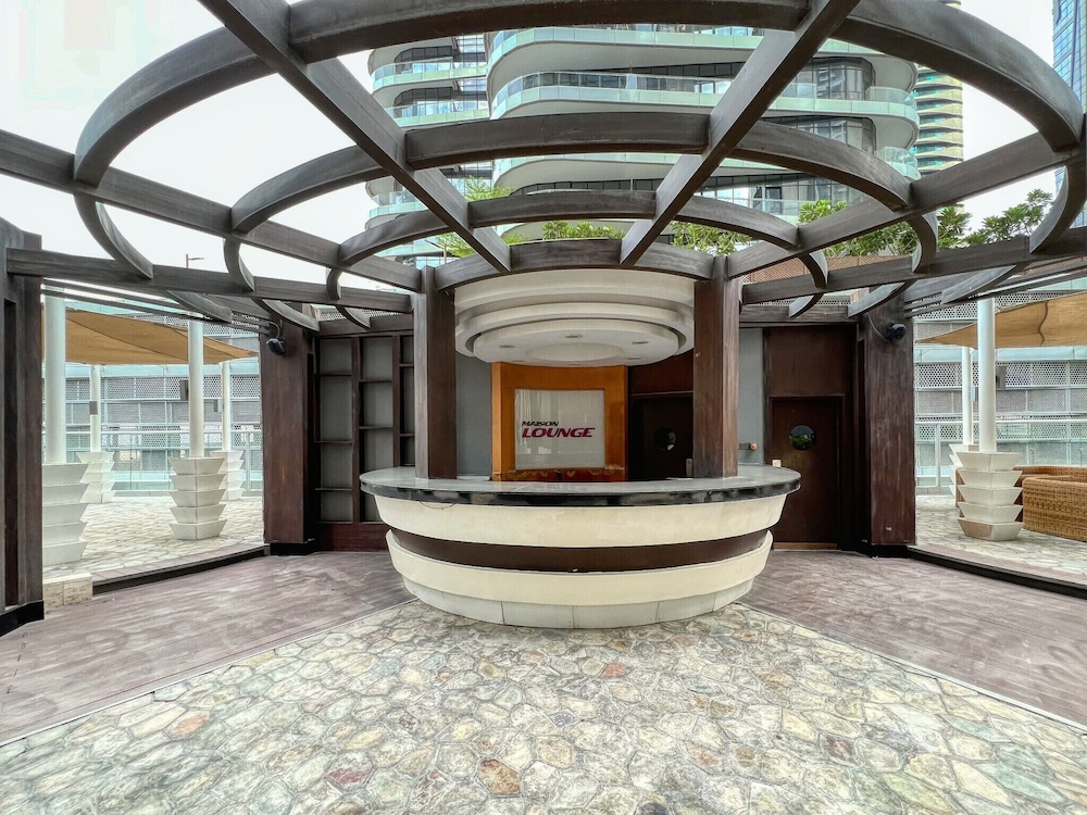 Amazing 1 BR Apartment Damac Mall Street