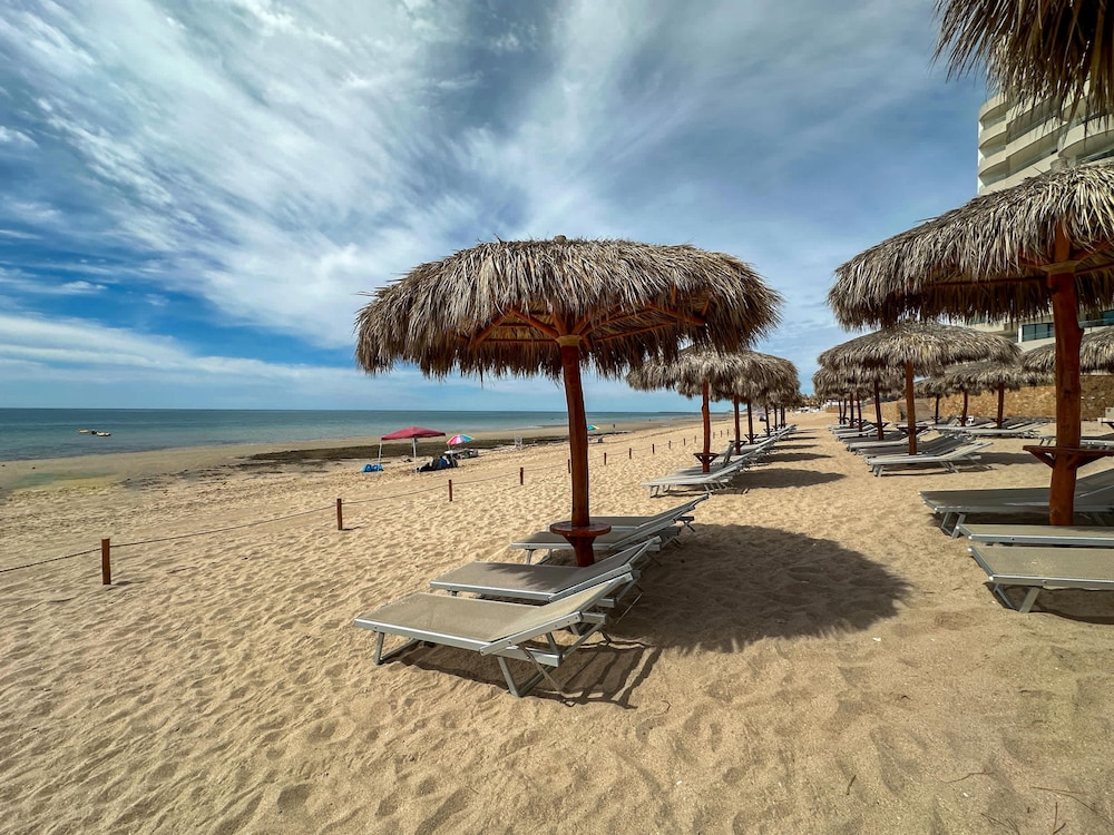 Luxury Ocean View Condo w Huge Deck