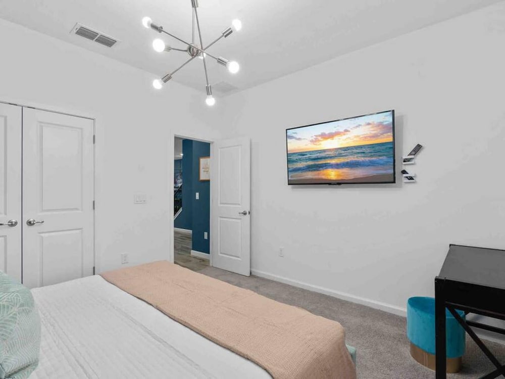Super Blue- Sleeps 24 w Pool Movie Loft