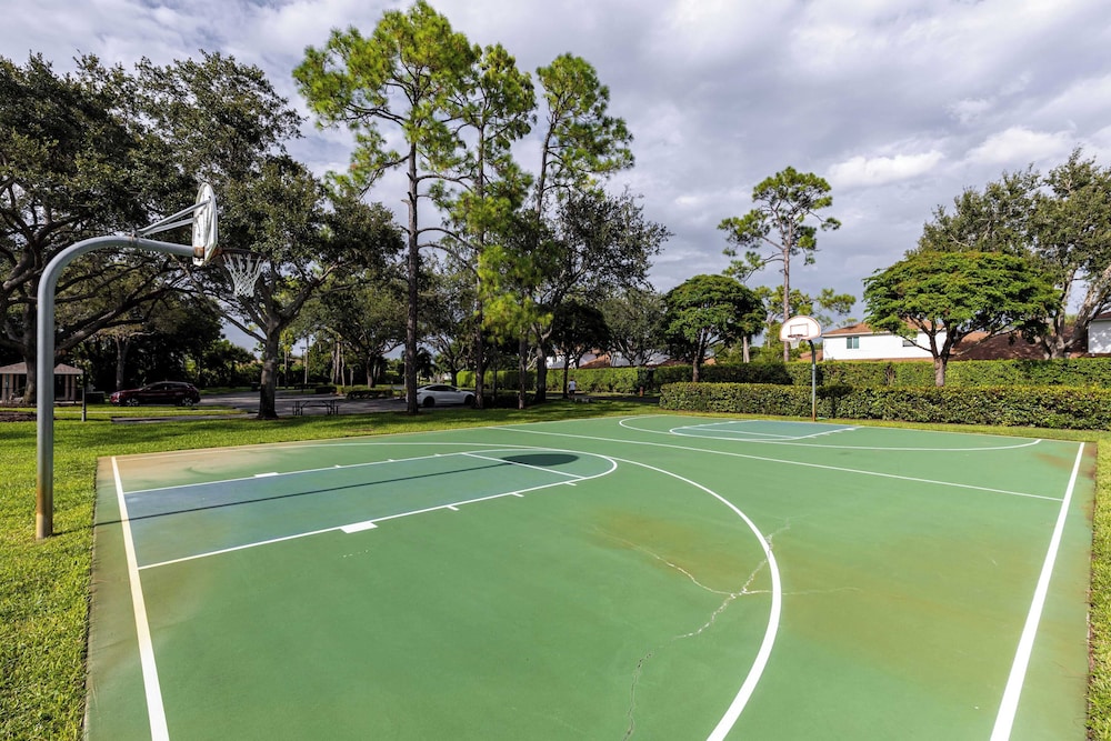 Private Pool, Firepit, Game Room Mins to Beaches + Community Amenities Casa Solara by Avantstay