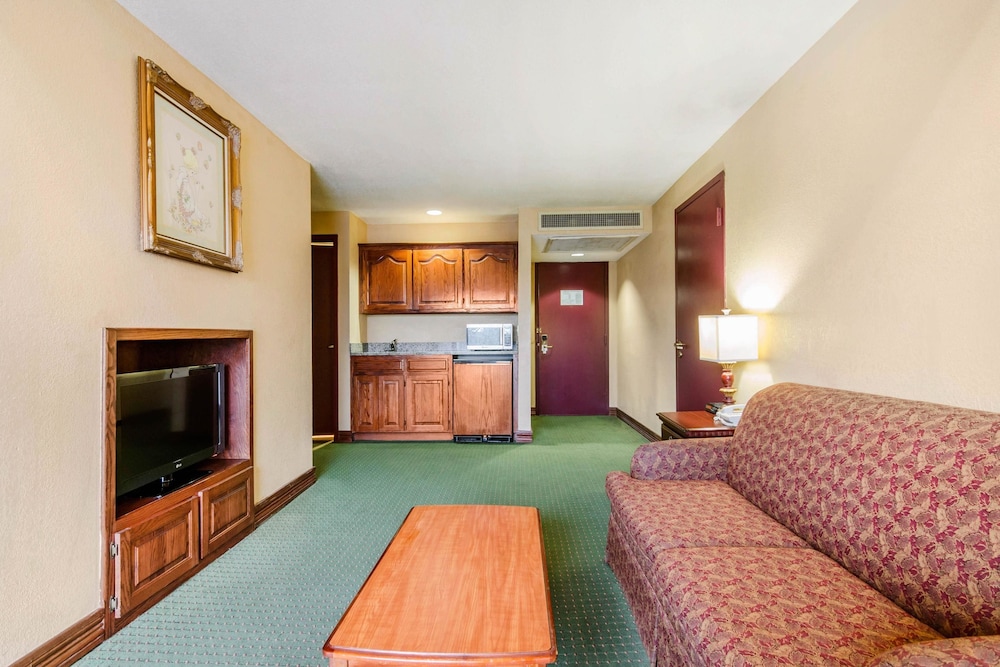 Quality Inn & Suites Carthage near Precious Moments Chapel