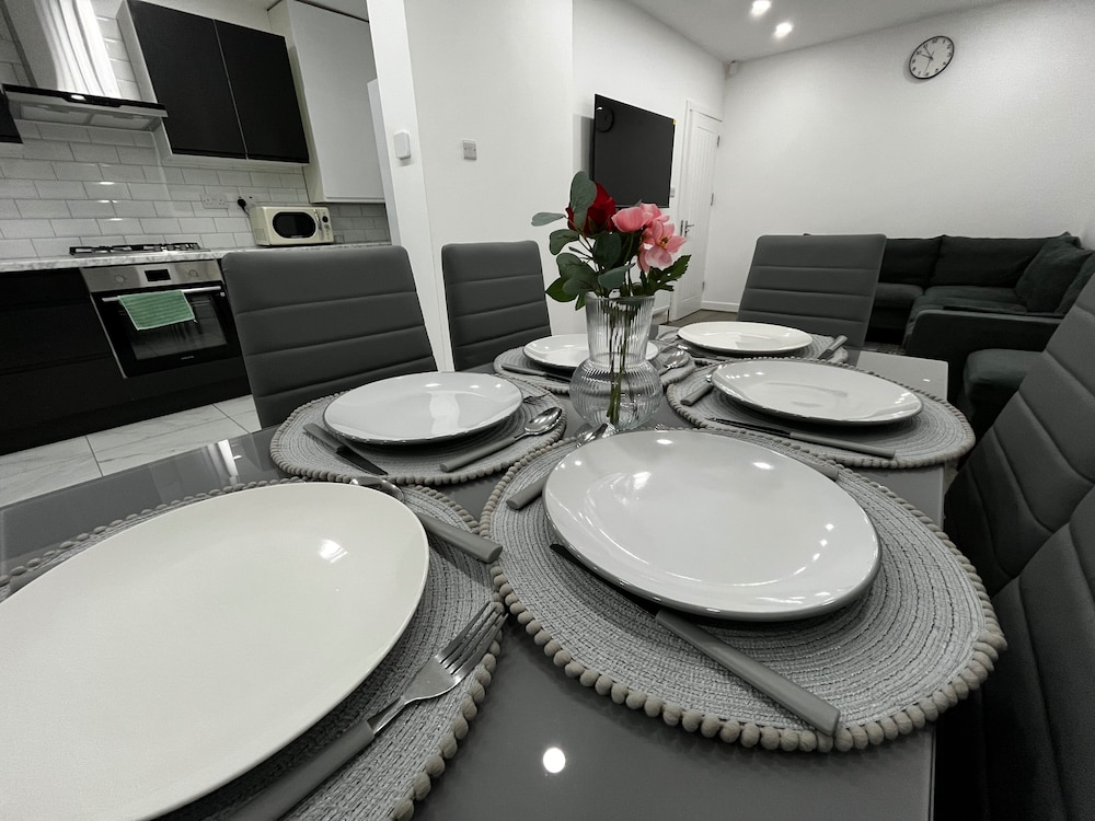 Spacious 4 Bed Home - Sleeps 7, Garden & Parking