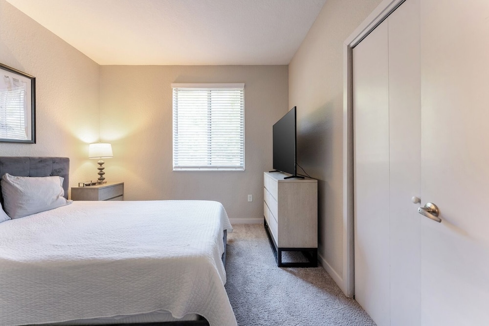 Daytona 3BR Getaway Pool, Gym, Pet Friendly