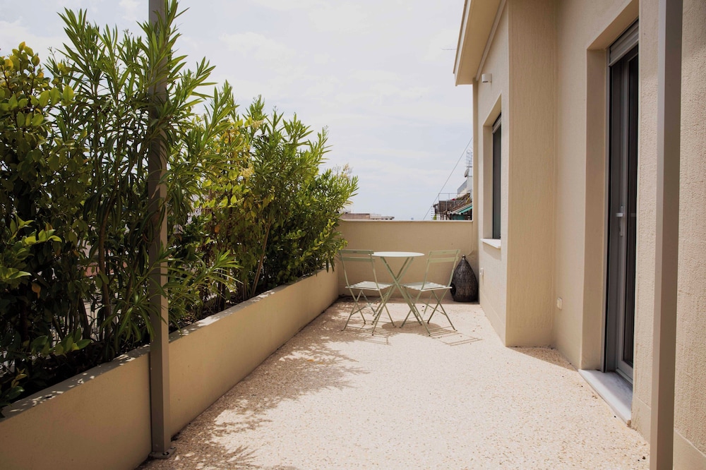 Contemporary Athenian Escape GHH