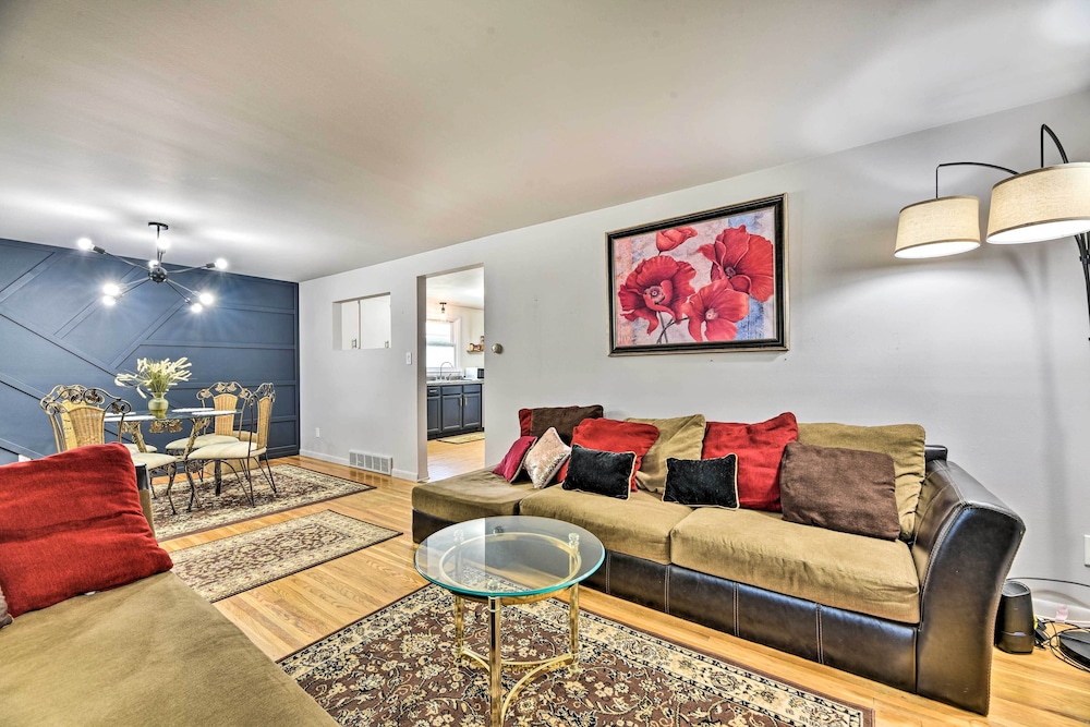 Charming Buffalo Apt: 18 Mi to Niagara Falls!