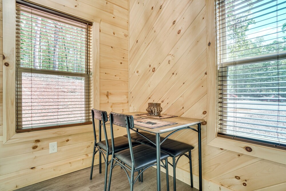 Sip, Hike & Explore: Sleek Retreat in Cleveland!