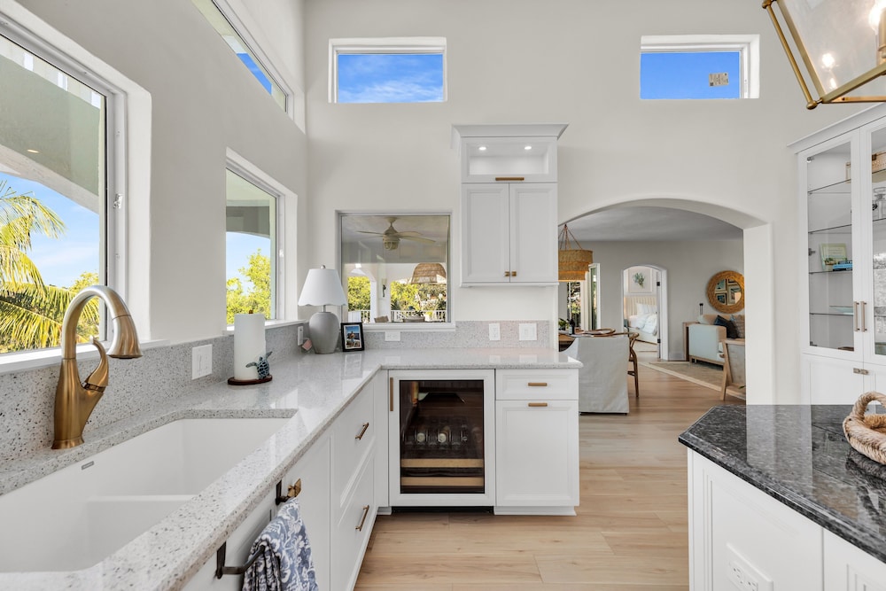 New Listing! Reel Joy Waterfront Luxe With Pool And Private Dock 4 Bedroom Home