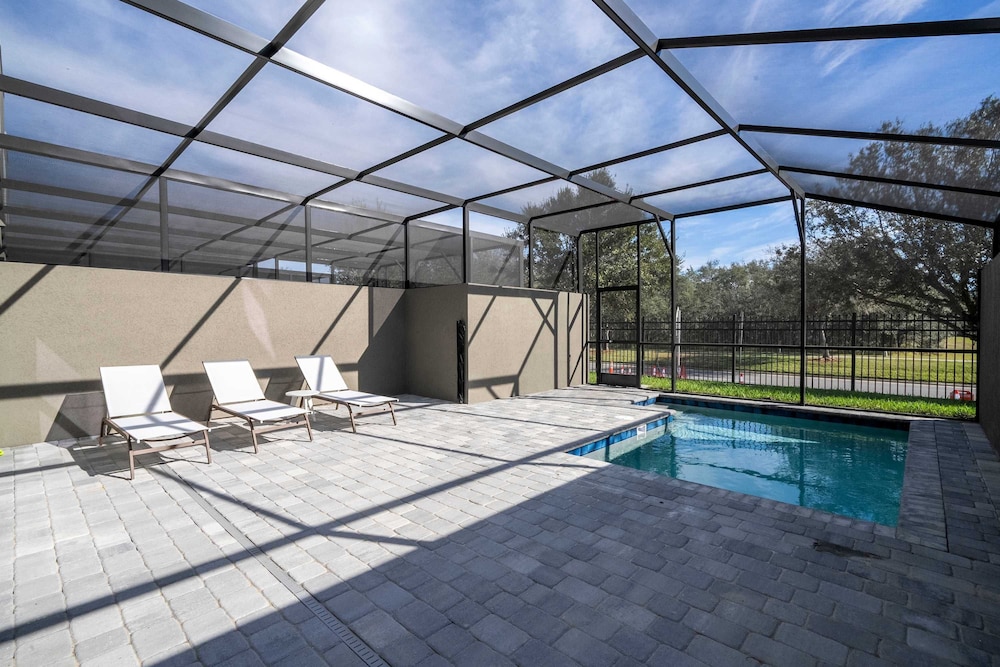 Spacious Modern Home With Private Pool