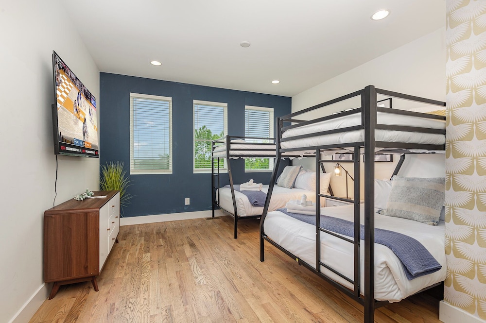 Citrine-private Patio & Balcony-near Germantown