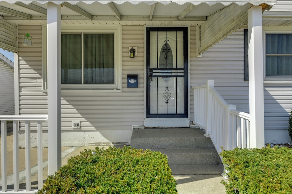 9 Mi to Dtwn Buffalo: Family Escape w/ Fenced Yard