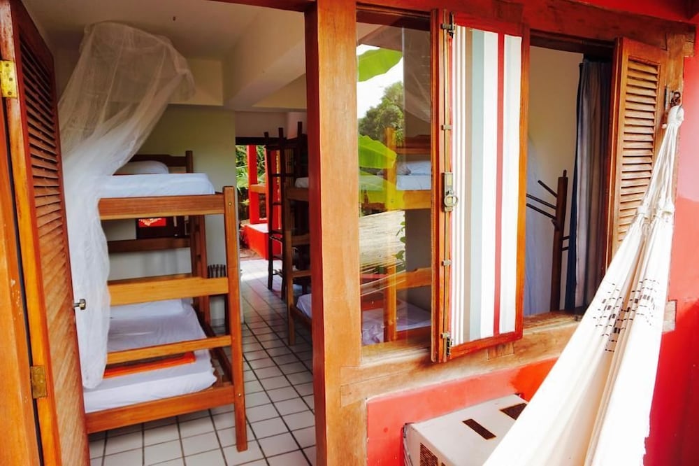Novos Baianos Hostel e Suites