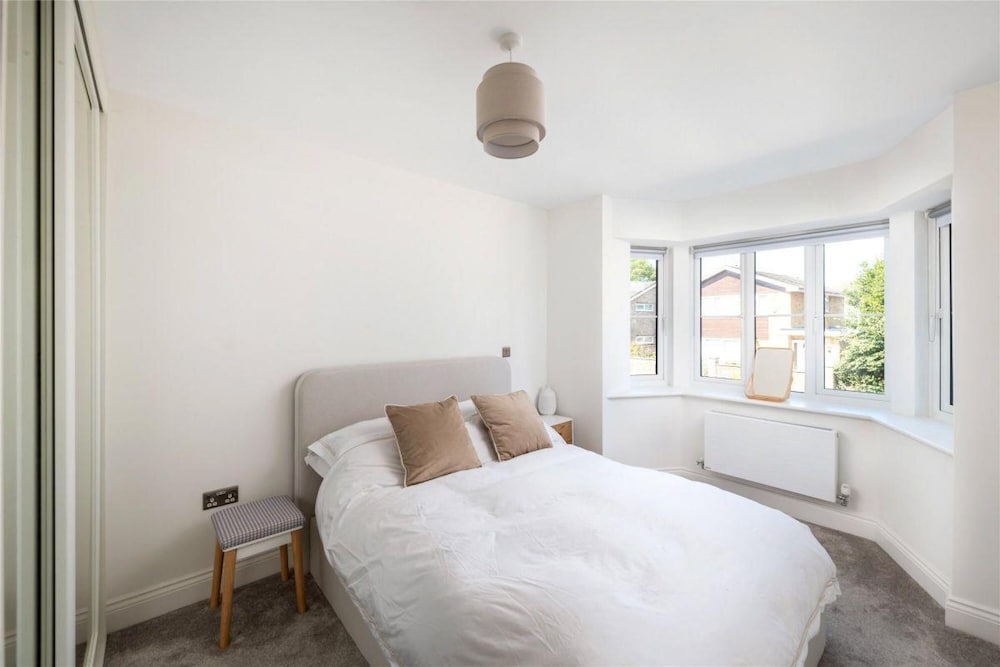 2 Bed 2 Bath Apt Close to Reigate Station - 2230