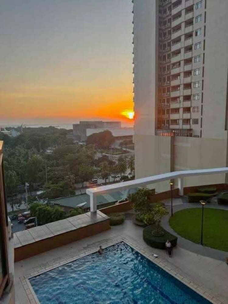 Cozy Pasay Condo with Pool Access