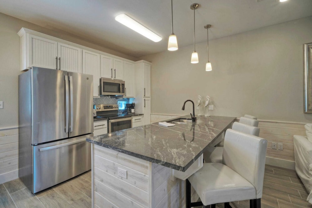 Sleeps 33! 4 Condos, Walk to the Beach, Resort-style Pool, Endless Summer Resort