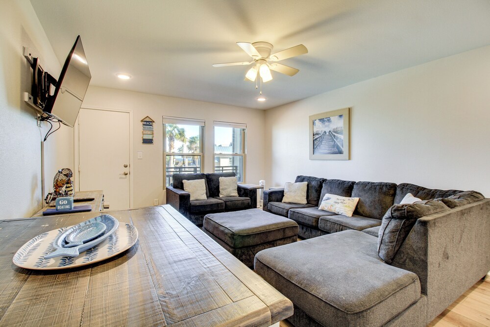Steps to Sand: Breezy Port Aransas Condo!