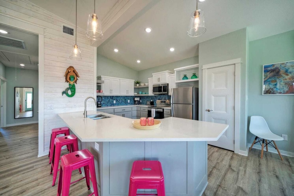Sleeps 20 2 Modern Homes w/ Private Pool, Deck+patio 3-min Walk to the Beach