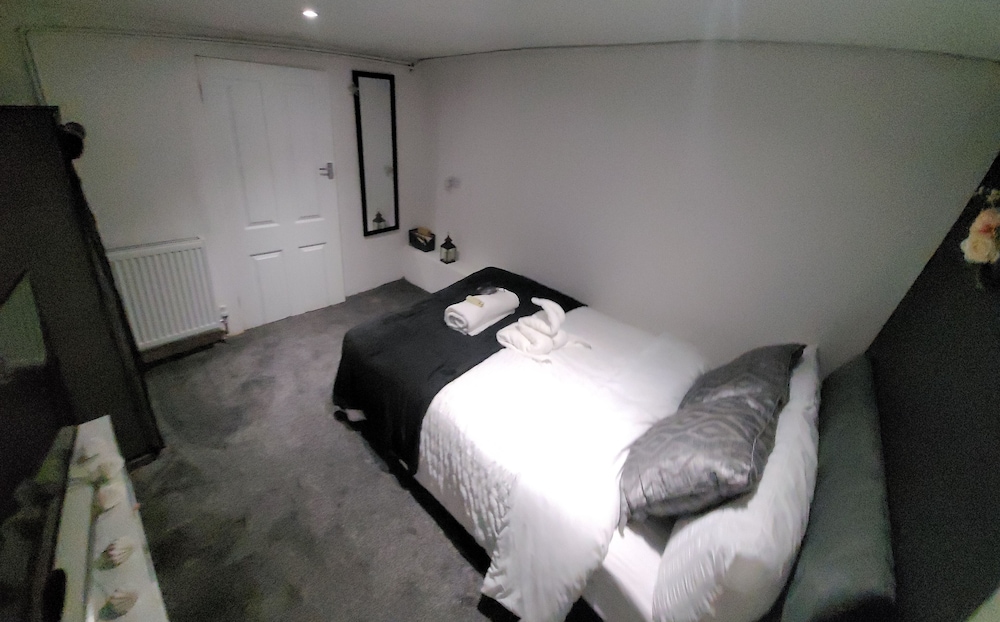 Hidden Treasure- 2 Beds Sleeps 3 Gillingham view 4