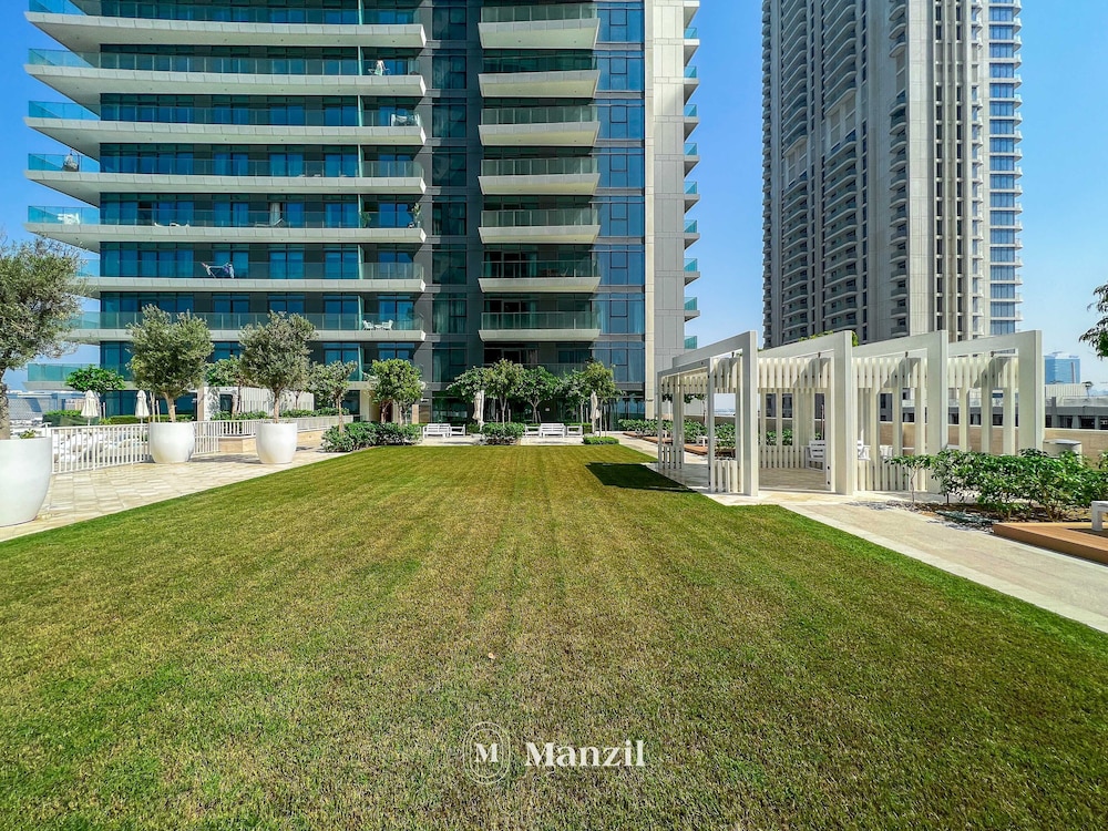 Stylish 2BR in Emaar Beach Front w/ Private Beach