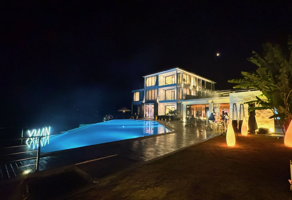 XMAN Sunrise Peaks Resort--Sky Mirror Infinity Pool