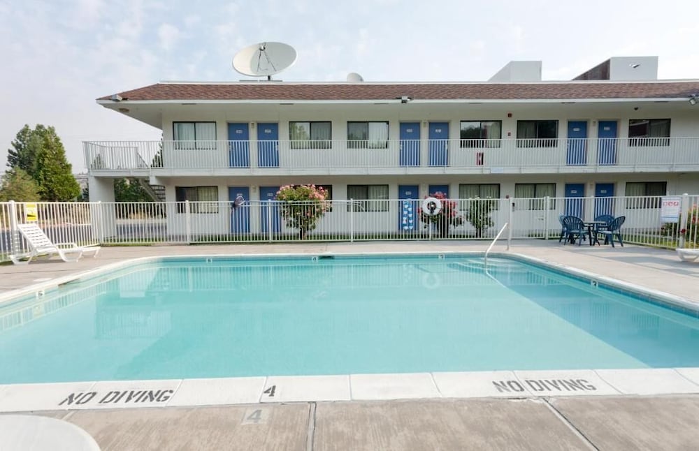 Shasta Vista Inn & Suites