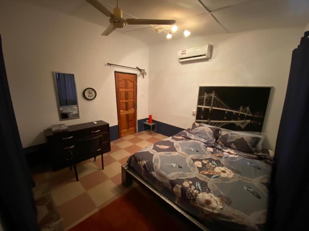 Stunning 2-bed House in Madina view 2