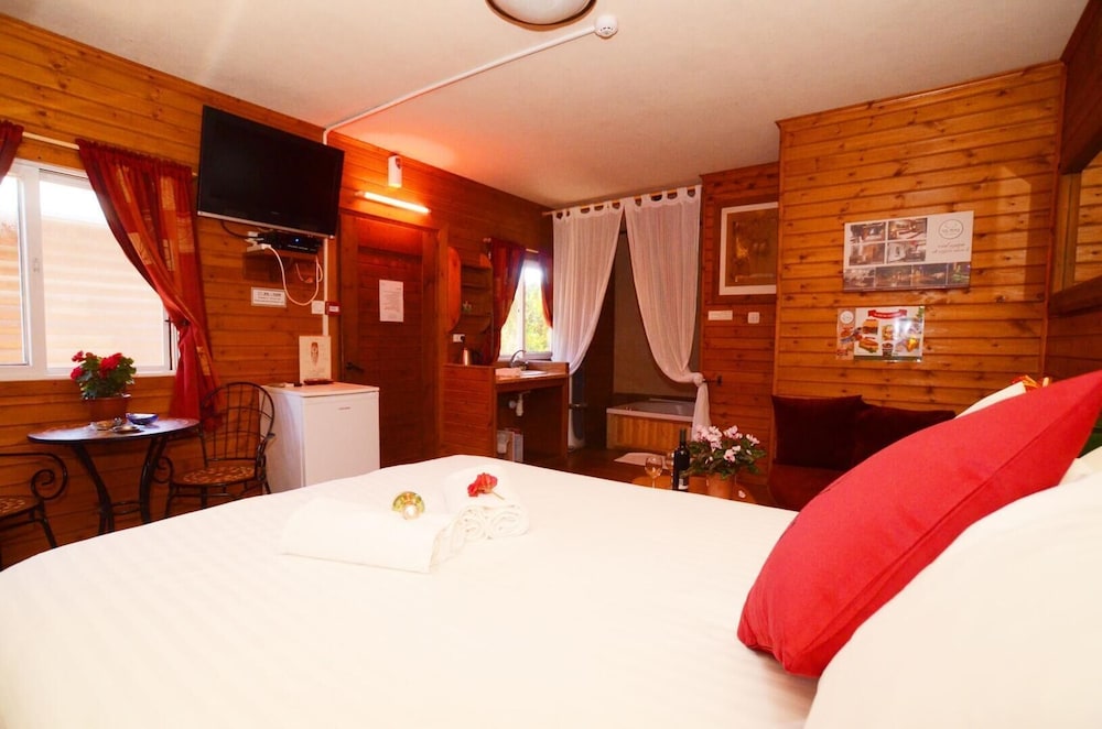 Neve Bar boutique hotel in the village view 4