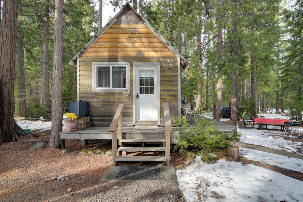 Walk to Trails & Butte Creek: Cozy Retreat w/ Deck
