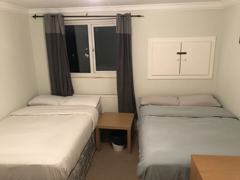 Rooms at 5 Hammersmith Road - Hostel