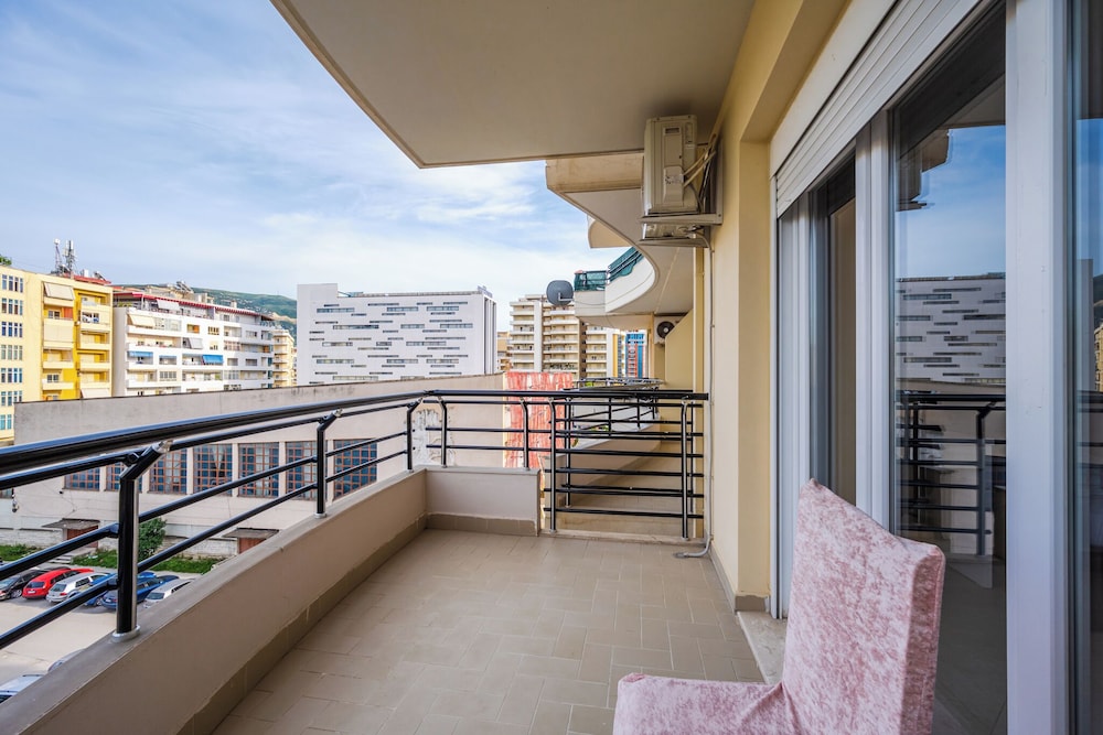 Kondo Stays - City Center Apartments