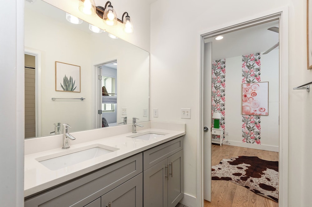 Citrine-private Patio & Balcony-near Germantown