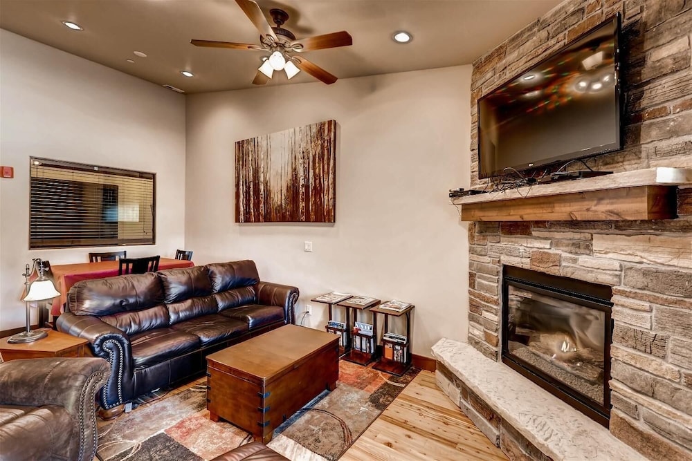 Boulevard Bend P2 3 Bedroom Condo by RedAwning