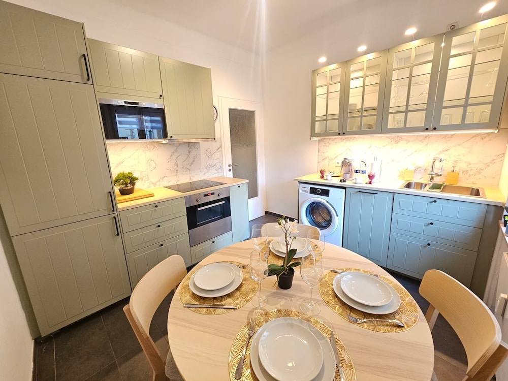 Ideal city stay 1BR near train station