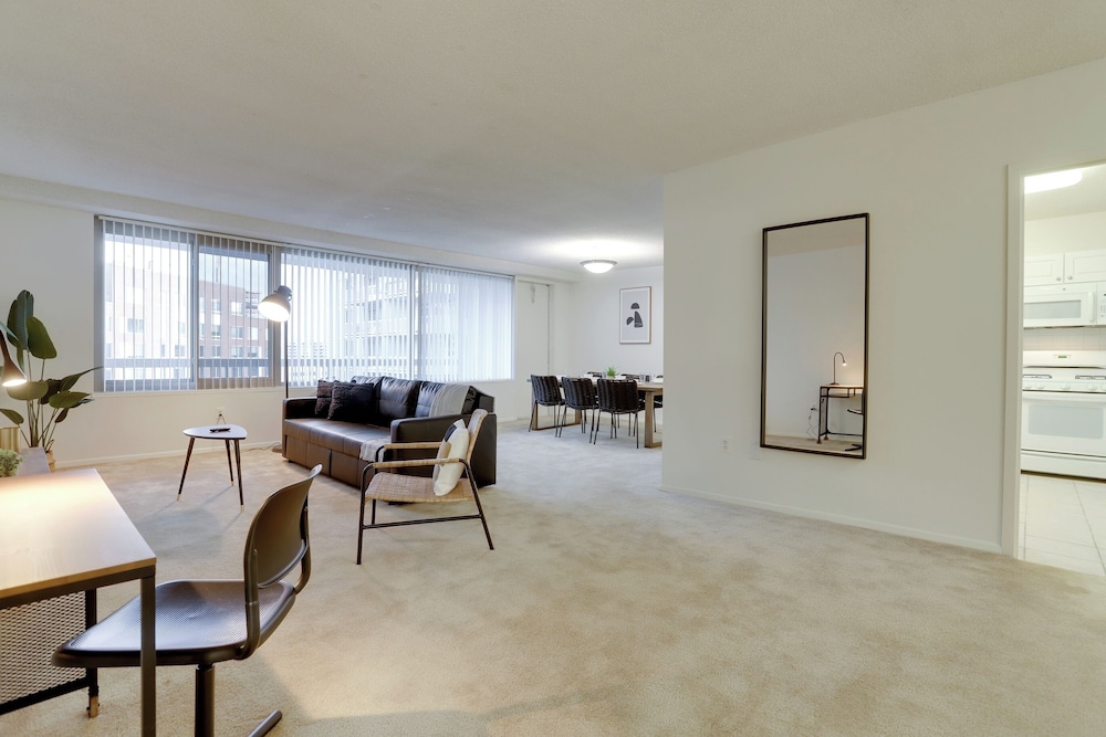 Crystal City Apt Close to Airport