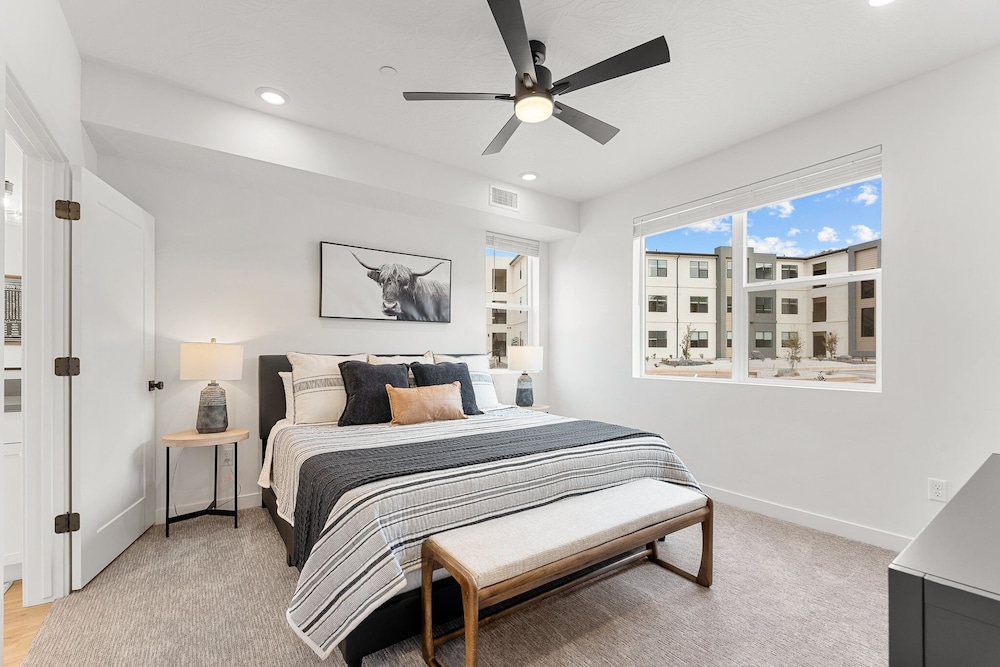 Gateway Getaway #102 2 Bedroom Condo