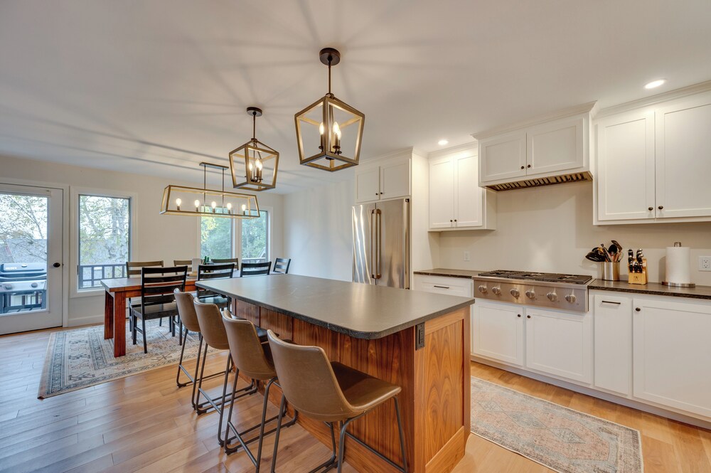 Ski-in Condo w/ Hot Tub on Burke Mtn Slopes!